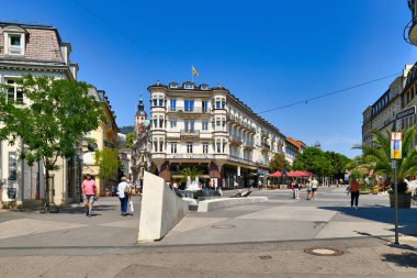 Baden-Baden, Almanya - Temmuz 2021: Güneşli bir yaz gününde tarihi şehir merkezi Baden-Baden 'de' Leopoldsplatz 'adlı kasaba meydanı