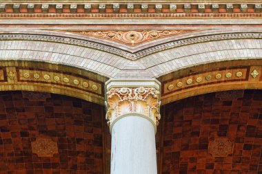 Baden-Baden, Almanya - Temmuz 2021: 'Trinkhalleden' adlı tarihi pompa binasının sütununu kapatın 