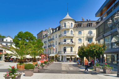 Baden-baden, Almanya - Temmuz 2021: Spohienstrasse caddesi eski tarihsel şehir merkezinde