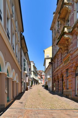 Baden-Baden, Almanya - Temmuz 2021: Güneşli bir günde Baden-Baden 'de kaplıca kasabasında dükkanları olan eski tarihi şehir merkezinde bir sokak