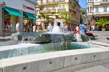 Baden-Baden, Almanya - Temmuz 2021: Güneşli bir yaz gününde Baden-Baden kasabasının tarihi şehir merkezinde 'Leopoldsplatz' adı verilen kasaba meydanında çeşme