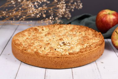 Geleneksel Avrupa elmalı turtası ve üstüne de 