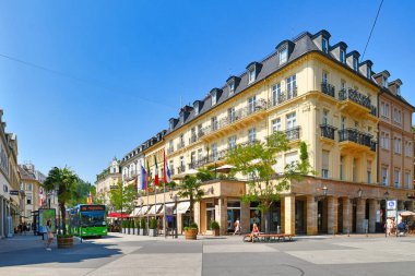 Baden-Baden, Almanya - Temmuz 2021: Güneşli bir yaz gününde tarihi şehir merkezi Baden-Baden 'de' Leopoldsplatz 'adlı kasaba meydanı