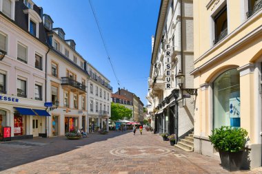Baden-Baden, Almanya - Temmuz 2021: Güneşli bir günde Baden-Baden kaplıca kasabasındaki eski tarihi şehir merkezi