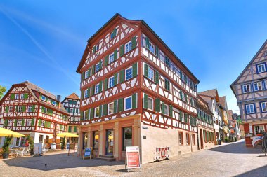 Mosbach, Almanya - Haziran 2021: Tarihi şehir merkezindeki pazar yerinde kereste çerçeveli ev