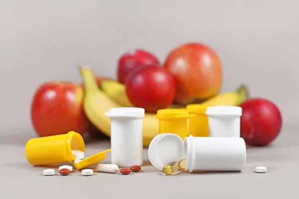 Kosttillskott Kapslar Och Piller Med Med Plastflaskor Framför Frukt — Stockfoto