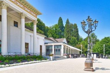 Baden-Baden, Almanya - Temmuz 2021: Yaz günü 'Kurhaus' adı verilen spa merkezi, kumarhane ve konferans kompleksi