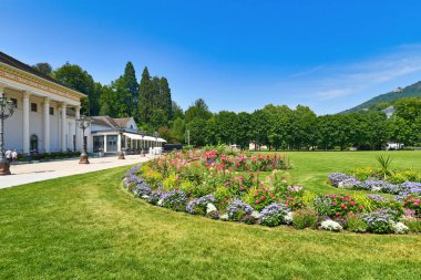 Baden-Baden, Almanya - Temmuz 2021: Çiçekli 'Kurhaus' adlı spa merkezi, kumarhane ve konferans merkezi