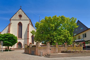 Mosbach, Almanya - Haziran 2021: Eski şehir merkezindeki 'Mosbach Manastırı' veya 'Stiftskirche St. Juliana' adlı kilise
