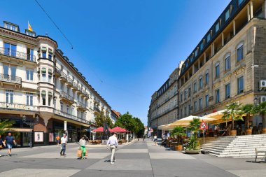 Baden-Baden, Almanya - Temmuz 2021: Güneşli bir yaz gününde tarihi şehir merkezi Baden-Baden 'de' Leopoldsplatz 'adlı kasaba meydanı