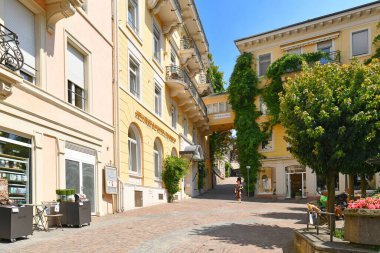 Baden-Baden, Almanya - Temmuz 2021: Tarihi şehir merkezinde Heliopark Bad Hotel Zum Hirsch.