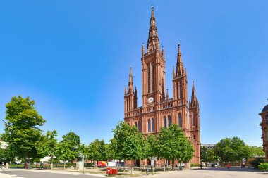 Wiesbaden, Almanya - Temmuz 2021: Neo-Gotik Protestan Kilisesi 'Marktkirches'