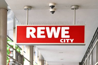 Karlsruhe, Almanya - Ağustos 2021: REWE City adında bir süpermarketin mağaza işareti