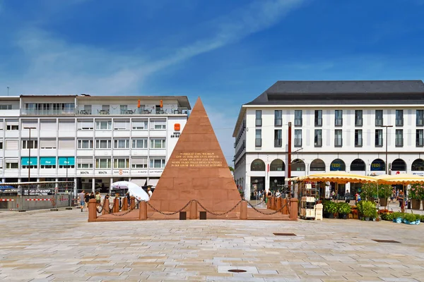 Karlsruhe Alemanha Agosto 2021 Pirâmide Praça Mercado Erguida Sobre Abóbada — Fotografia de Stock