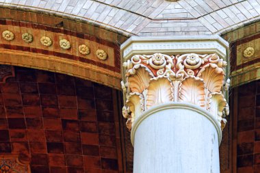 Baden-Baden, Almanya - Temmuz 2021: Tarihi pompa binasının süslü sütunları 'Trinkhalleden' 