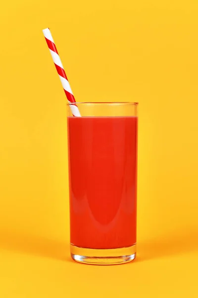 Copo Completo Com Suco Vermelho Palha Listrada Frente Fundo Amarelo — Fotografia de Stock