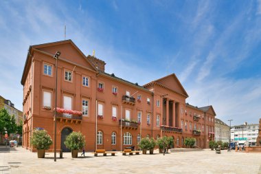 Karlsruhe, Almanya - Ağustos 2021: Güneşli bir günde Pazar meydanında belediye binası binası