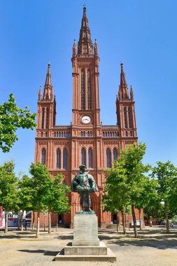 Wiesbaden, Almanya - Temmuz 2021: 'Marktkirche' adlı Neo-Gotik Protestan Kilisesi