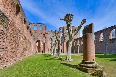 Bad Durkheim, Almanya - Nisan 2021: Palatinate Ormanı 'ndaki Limburg Manastırı harabesi