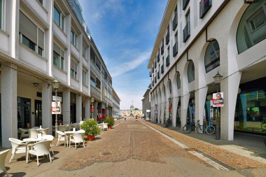 Karlsruhe, Almanya - Ağustos 2021: Karl-Friedrich Caddesi şehir merkezine giden kale