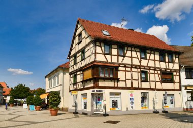 Bensheim, Almanya - Ağustos 2021: Güneşli yaz gününde eski tarihi şehir merkezi