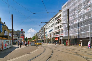 Karlsruhe, Almanya - Ağustos 2021: Şehir merkezinde 'Europaplatz' adı verilen kasaba meydanı