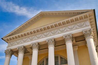 Karlsruhe, Almanya - Ağustos 2021: Roma tapınaklarının temel özelliklerine göre 19. yüzyılda inşa edilen 'Evangelische Stadtkirche' adlı Protestan Şehir Kilisesi 'nin çatısı