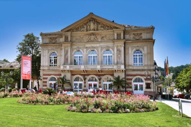 Baden-Baden, Almanya - Temmuz 2021: Goetheplatz Meydanı 'nda Baden-Baden Tiyatrosu adlı tarihi tiyatro