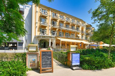 Baden-Baden, Almanya - Temmuz 2021: Atlantik Oteli 'Lichtentaler Alle' parkı