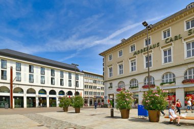 Karlsruhe, Almanya - Ağustos 2021: Güneşli bir günde şehir merkezinde pazar meydanı