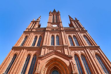 Wiesbaden, Almanya - Temmuz 2021: Neo-Gotik Protestan Kilisesi 'Marktkirches' 