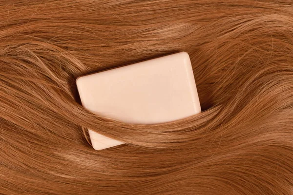 Eco Vriendelijke Solide Shampoo Bar Omgeven Door Gezond Brunette Haar — Stockfoto