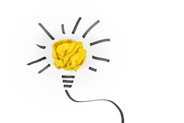 Sarı parçalanmış kağıt toptan yapılmış ampullü fikir kavramı ve beyaz arkaplana siyah çizgiler çizdi