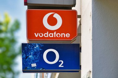Karlsruhe, Almanya - Ağustos 2021: Çok uluslu telekomünikasyon şirketleri Vodafone ve O2 'nin mağaza işareti