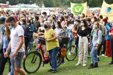 Heidelberg, Almanya - 24 Eylül 2021: Küresel İklim Grevi gösterisine katılan insanlar