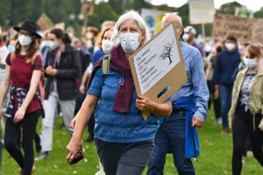 Heidelberg, Almanya - 24 Eylül 2021: Küresel İklim Grevi gösterisinde protesto işaretli yaşlı kadın 