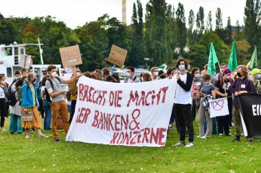 Heidelberg, Almanya - 24 Eylül 2021: Küresel İklim Grevi 'ne katılan gençler, Alman bankalarının ve kuruluşlarının gücünü kırın pankartıyla