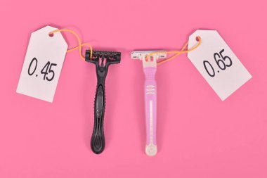 Pembe ve siyah jiletleri gösteren pembe vergi kavramı farklı fiyat etiketleriyle belirli cinsiyetleri hedef alıyor