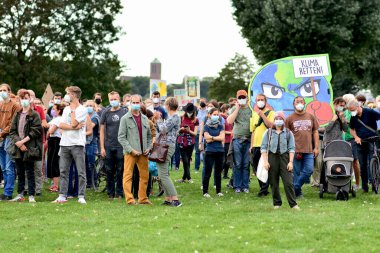 Heidelberg, Almanya - 24 Eylül 2021: Küresel İklim Grevi gösterilerine maskeli insanlar katıldı 
