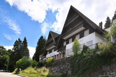 Forbach, Almanya - 12 Temmuz: Schwarzenbach Oteli 'nin Schwarzenbachtal Barajı' nda güneşli bir yaz gününde