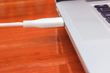 Dizüstü bilgisayara bağlayan Usb kablosu