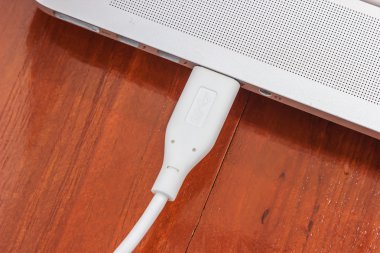 Dizüstü bilgisayara bağlayan Usb kablosu