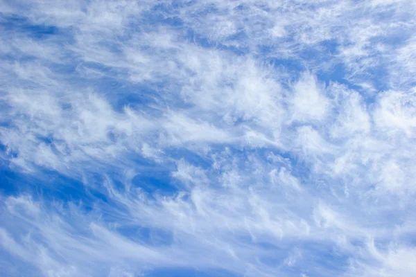 Ciel bleu avec nuage — Photo