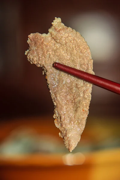 Stokjes met stukje gegrilde vlees — Stockfoto