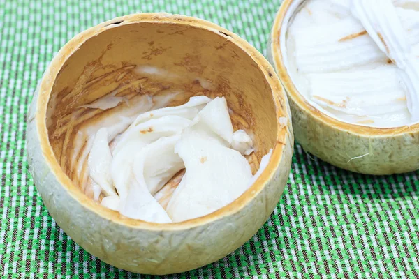 Pedaços de coco em conchas de coco — Fotografia de Stock