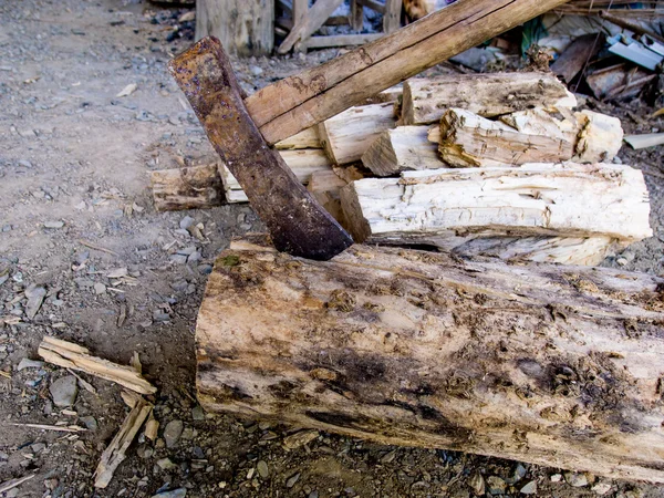 Grumes coupés bois de chauffage et vieille hache — Photo