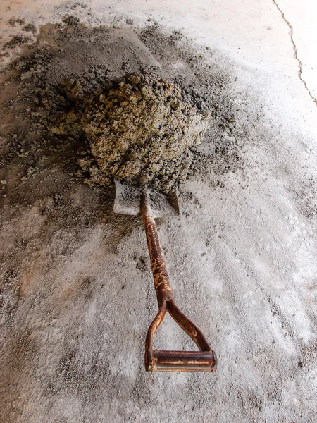 Цементний міксер з лопатою — стокове фото