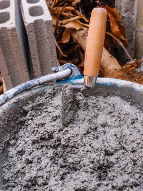 Bir mala ve çimento karışımında beton kova almak