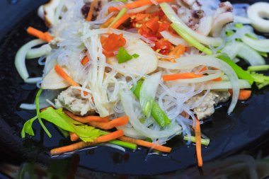 Baharatlı erişte salatası