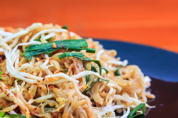 Thais eten Pad thai — Stockfoto